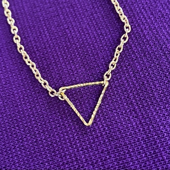 WILA gold triangle necklace - Picture 2 of 8